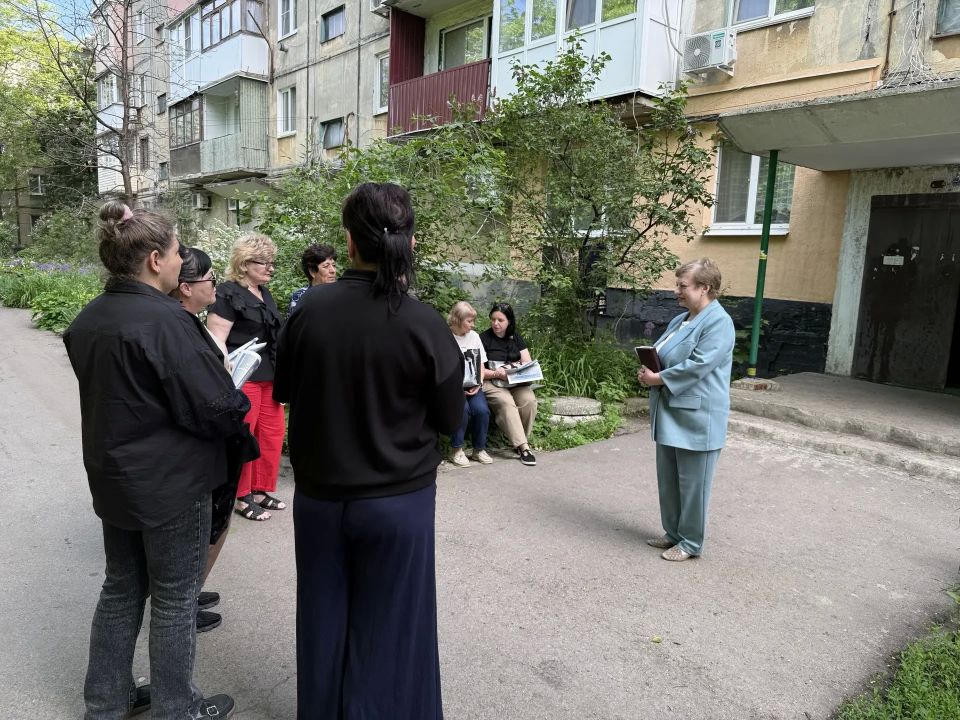 21 мая заместитель руководителя Управы Советского внутригородского района Надежда Прокапович провела встречу с населением 2 микрорайона возле дома № 7 21 мая заместитель руководителя Управы Советского внутригородского района Надежда Прокапович провела встречу с населением 2 микрорайона возле дома № 7