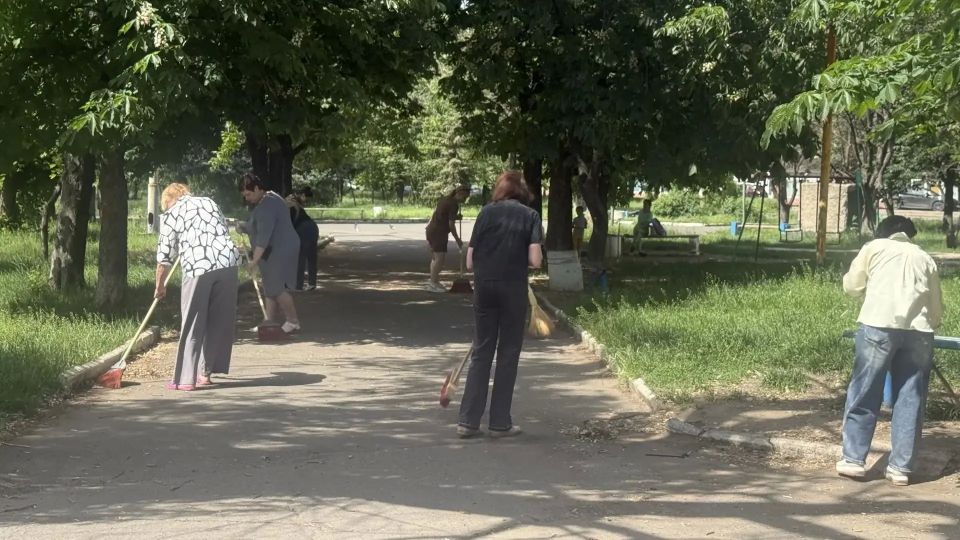 Сегодня, 21 мая в Червоногвардейском районе трудовой коллектив МБУ «Дворец культуры им. К.И.Поченкова» и активисты первичного отделения № 582 партии «Единая Россия» собрались в сквере «50-летия Победы в Великой Отечественной... Сегодня, 21 мая в Червоногвардейском районе трудовой коллектив МБУ «Дворец культуры им. К.И.Поченкова» и активисты первичного отделения № 582 партии «Единая Россия» собрались в сквере «50-летия Победы в Великой Отечественной...