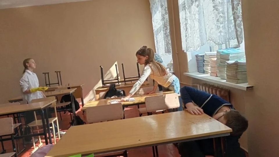 Сегодня, 22 мая в Червоногвардейском районе ученики ГБОУ «Основная школа № 25 городского округа Макеевки» и активисты первичного отделения № 588 партии «Единая Россия» приняли участие в акции «Маленькие добрые дела» Сегодня, 22 мая в Червоногвардейском районе ученики ГБОУ «Основная школа № 25 городского округа Макеевки» и активисты первичного отделения № 588 партии «Единая Россия» приняли участие в акции «Маленькие добрые дела»