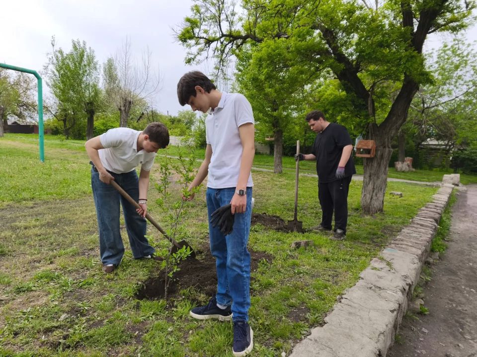 Сегодня, 22 мая в Червоногвардейском районе ученики ГБОУ «Основная школа № 25 городского округа Макеевки» и активисты первичного отделения № 588 партии «Единая Россия» с гордостью присоединились к акции «Маленькие добрые... Сегодня, 22 мая в Червоногвардейском районе ученики ГБОУ «Основная школа № 25 городского округа Макеевки» и активисты первичного отделения № 588 партии «Единая Россия» с гордостью присоединились к акции «Маленькие добрые...