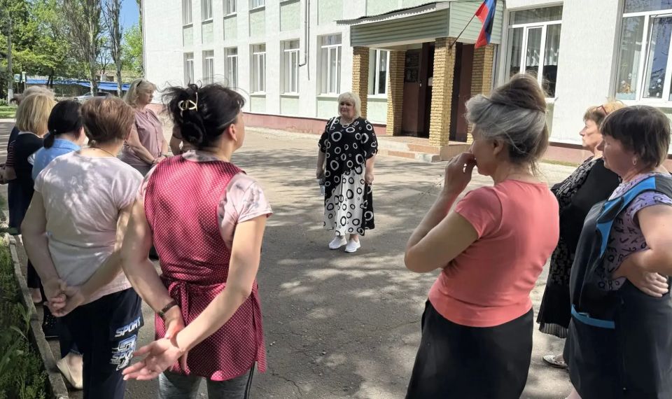 Сегодня, 22 мая, в Советском внутригородском районе депутат Макеевского городского совета первого созыва Оксана Бевцык провела встречу с жителями возле дома № 5 на площади Трестовской Сегодня, 22 мая, в Советском внутригородском районе депутат Макеевского городского совета первого созыва Оксана Бевцык провела встречу с жителями возле дома № 5 на площади Трестовской