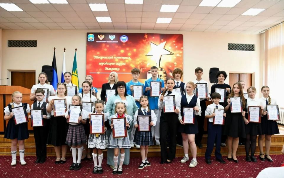 В Макеевке наградили одарённых и талантливых школьников В Макеевке наградили одарённых и талантливых школьников