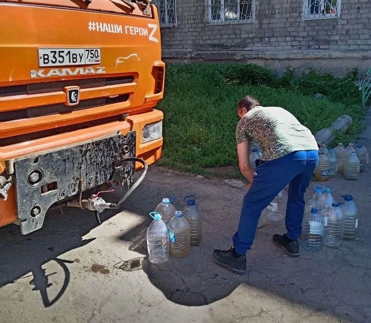 В Кировском внутригородском районе при поддержке региона-шефа Московская область продолжается подвоз воды для жителей домов, в которые в установленный графиком день не поступила вода В Кировском внутригородском районе при поддержке региона-шефа Московская область продолжается подвоз воды для жителей домов, в которые в установленный графиком день не поступила вода