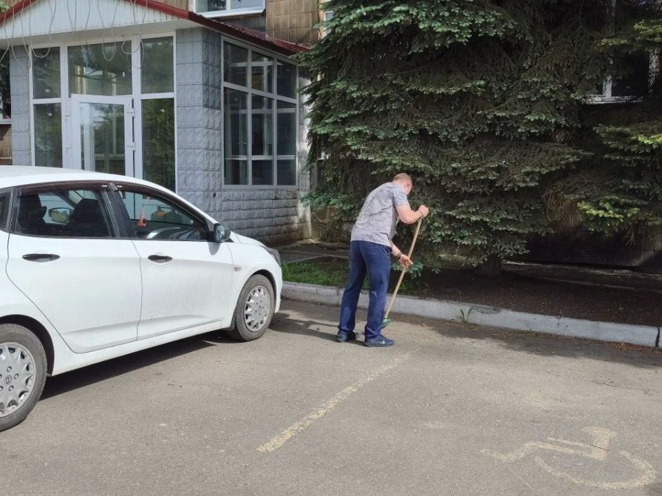 21 мая, в рамках акции «Чистый четверг» коллектив Управы Кировского внутригородского района Администрации городского округа Макеевка Донецкой Народной Республики провел работу по наведению санитарного порядка... 21 мая, в рамках акции «Чистый четверг» коллектив Управы Кировского внутригородского района Администрации городского округа Макеевка Донецкой Народной Республики провел работу по наведению санитарного порядка...