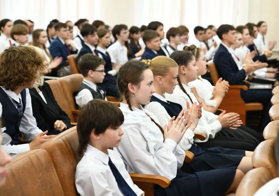 В Макеевке наградили одарённых и талантливых школьников В Макеевке наградили одарённых и талантливых школьников