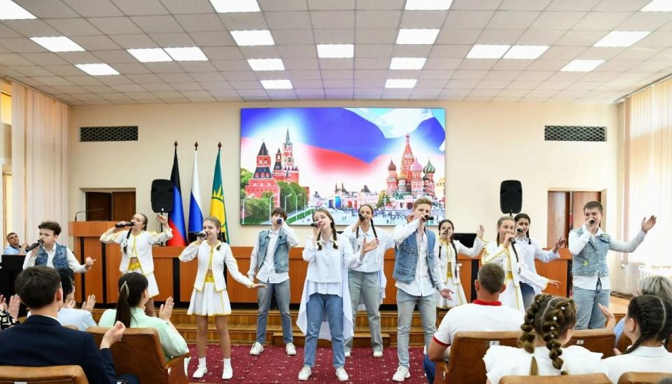 В Макеевке наградили одарённых и талантливых школьников В Макеевке наградили одарённых и талантливых школьников