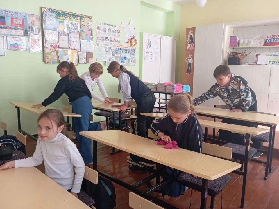 Сегодня, 22 мая в Червоногвардейском районе ученики ГБОУ «Основная школа № 25 городского округа Макеевки» и активисты первичного отделения № 588 партии «Единая Россия» приняли участие в акции «Маленькие добрые дела» Сегодня, 22 мая в Червоногвардейском районе ученики ГБОУ «Основная школа № 25 городского округа Макеевки» и активисты первичного отделения № 588 партии «Единая Россия» приняли участие в акции «Маленькие добрые дела»