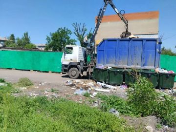 В Кировском внутригородском районе продолжаются работы по уборке контейнерных площадок от накоплений