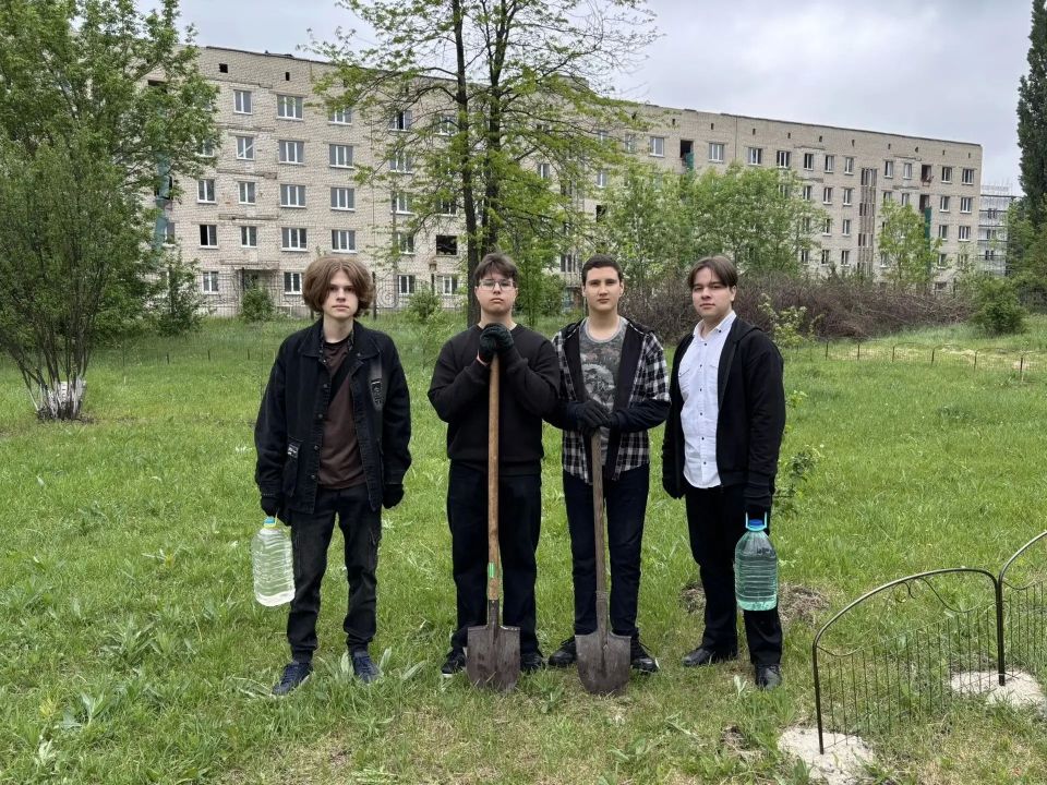 Сегодня, 25 мая в Червоногвардейском районе ученики «Средняя школа № 89 городского округа Макеевки» и активисты первичного отделения № 591 приняли участие в акции «Маленькие добрые дела» Сегодня, 25 мая в Червоногвардейском районе ученики «Средняя школа № 89 городского округа Макеевки» и активисты первичного отделения № 591 приняли участие в акции «Маленькие добрые дела»