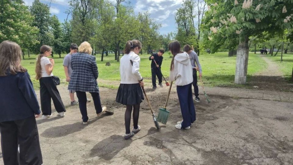 Сегодня, 25 мая в Червоногвардейском районе ученики ГБОУ «Средняя школа № 2 городского округа Макеевки» и активисты первичного отделения № 584 приняли участие в акции Маленькие добрые дела» Сегодня, 25 мая в Червоногвардейском районе ученики ГБОУ «Средняя школа № 2 городского округа Макеевки» и активисты первичного отделения № 584 приняли участие в акции Маленькие добрые дела»
