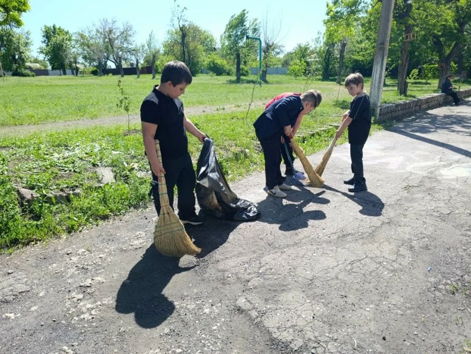 В Червоногвардейском районе ученики ГБОУ «Основная школа № 25 городского округа Макеевки» и активисты первичного отделения № 588 приняли участие в акции «Маленькие добрые дела» В Червоногвардейском районе ученики ГБОУ «Основная школа № 25 городского округа Макеевки» и активисты первичного отделения № 588 приняли участие в акции «Маленькие добрые дела»