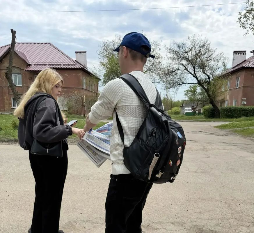 22 мая, в Кировском внутригородском районе города Макеевки прошла раздача предвыборной газеты среди жителей города 22 мая, в Кировском внутригородском районе города Макеевки прошла раздача предвыборной газеты среди жителей города