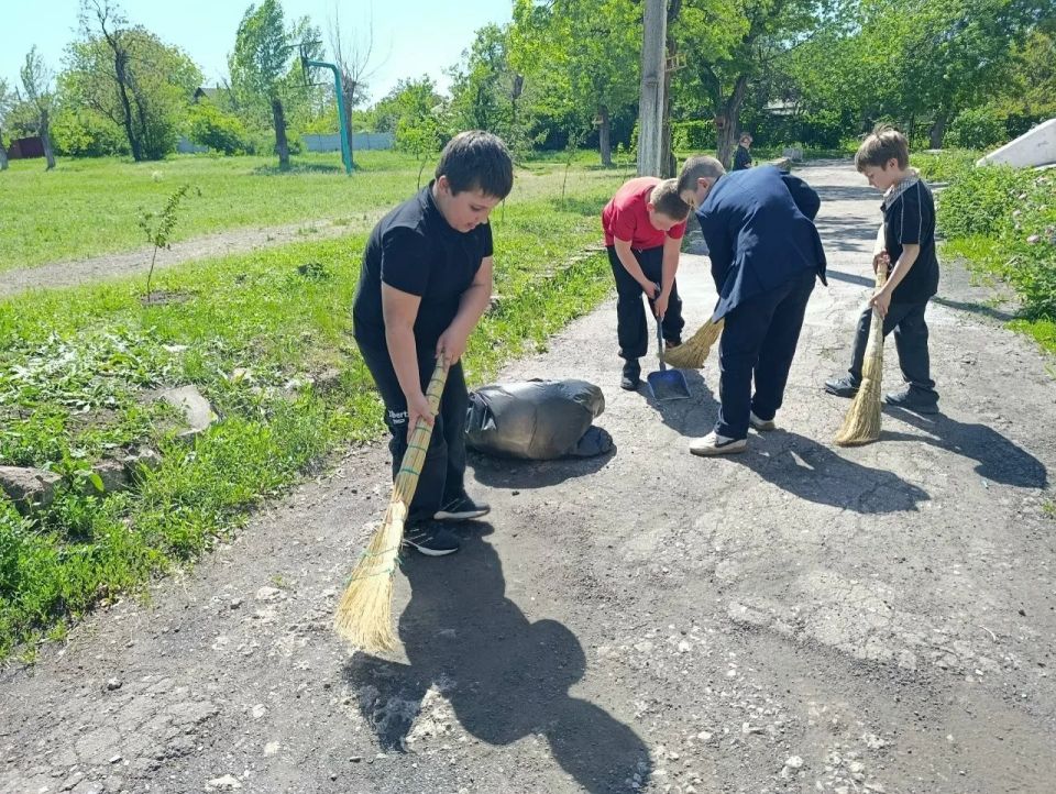 В Червоногвардейском районе ученики ГБОУ «Основная школа № 25 городского округа Макеевки» и активисты первичного отделения № 588 приняли участие в акции «Маленькие добрые дела» В Червоногвардейском районе ученики ГБОУ «Основная школа № 25 городского округа Макеевки» и активисты первичного отделения № 588 приняли участие в акции «Маленькие добрые дела»