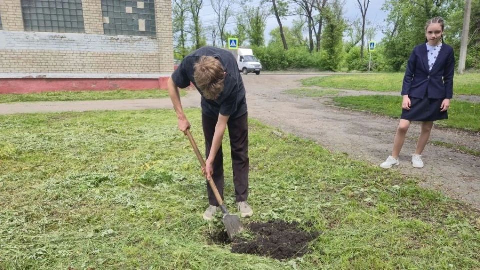 Сегодня, 25 мая в Червоногвардейском районе ученики ГБОУ «Средняя школа № 2 городского округа Макеевки» и активисты первичного отделения № 584 приняли участие в акции Маленькие добрые дела» Сегодня, 25 мая в Червоногвардейском районе ученики ГБОУ «Средняя школа № 2 городского округа Макеевки» и активисты первичного отделения № 584 приняли участие в акции Маленькие добрые дела»