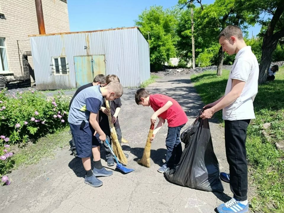 В Червоногвардейском районе ученики ГБОУ «Основная школа № 25 городского округа Макеевки» и активисты первичного отделения № 588 приняли участие в акции «Маленькие добрые дела» В Червоногвардейском районе ученики ГБОУ «Основная школа № 25 городского округа Макеевки» и активисты первичного отделения № 588 приняли участие в акции «Маленькие добрые дела»