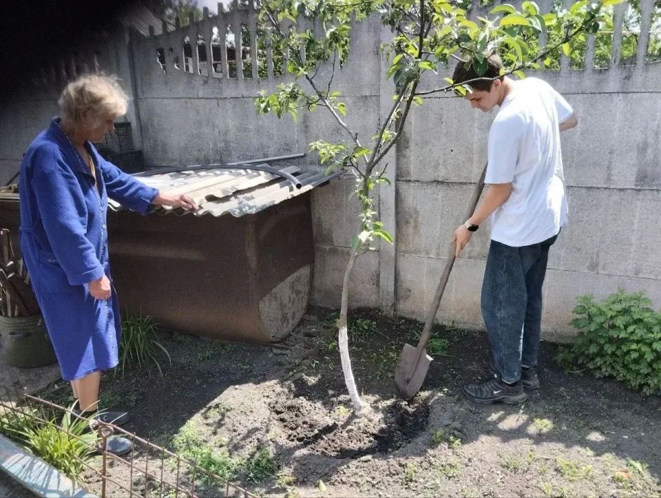 Сегодня, 25 мая в Червоногвардейском районе ученики ГБОУ «Средняя школа № 2 городского округа Макеевки» и активисты первичного отделения № 584 приняли участие в акции Маленькие добрые дела» Сегодня, 25 мая в Червоногвардейском районе ученики ГБОУ «Средняя школа № 2 городского округа Макеевки» и активисты первичного отделения № 584 приняли участие в акции Маленькие добрые дела»