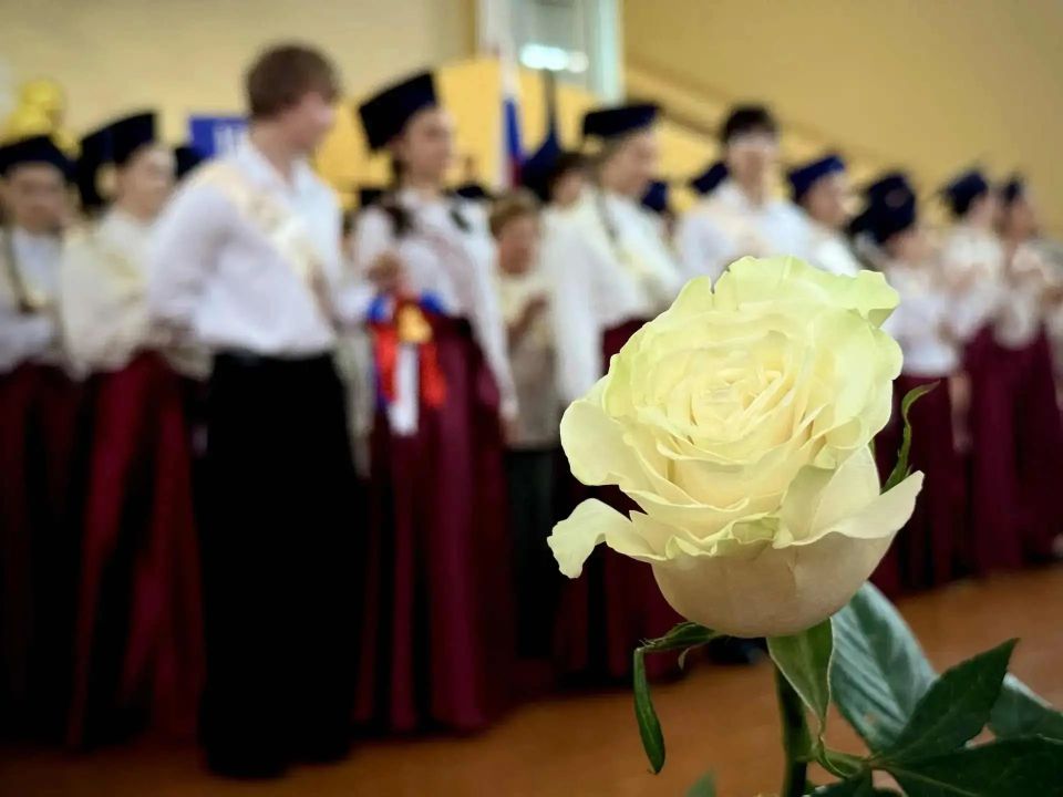 Сегодня по улицам нашей Макеевки плыл особенный, трогательный и немного грустный звон колокольчиков Сегодня по улицам нашей Макеевки плыл особенный, трогательный и немного грустный звон колокольчиков