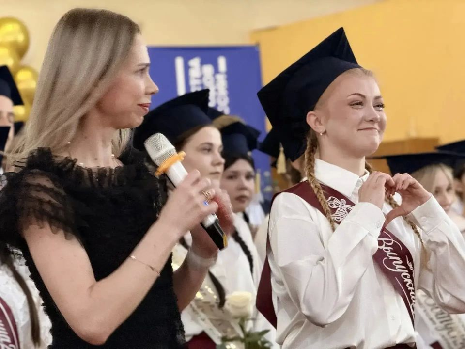 Сегодня по улицам нашей Макеевки плыл особенный, трогательный и немного грустный звон колокольчиков Сегодня по улицам нашей Макеевки плыл особенный, трогательный и немного грустный звон колокольчиков
