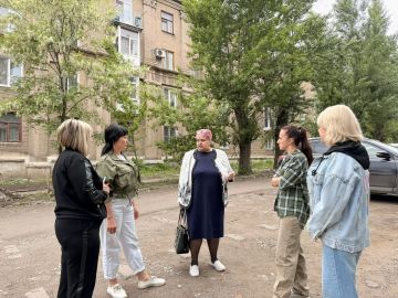 В рамках поручения Главы ДНР Дениса Пушилина, сегодня, 27 мая, спикер-активист, председатель ТОС «Ясиновец» Валентина Карпова провела встречу с жителями района на подведомственной территории по ул. Циолковского, 12