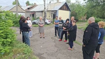Руководитель Управы Горняцкого внутригородского района Администрации городского округа Макеевка ДНР Инна Кисенко провела встречу с населением на подведомственной территории по адресу: г. Макеевка, ул. Парковая, 5
