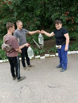 Сегодня, 27 мая в Червоногвардейском районе студенты-волонтёры Макеевского профессионального техникума и активисты первичного отделения № 590 партии Единая Россия» приняли участие в акции «Маленькие добрые дела»