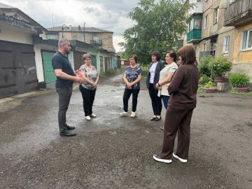 Спикер Алексей Боршош провел встречу с населением на подведомственной территории по адресу: г. Макеевка, ул. Чаадаева, 15