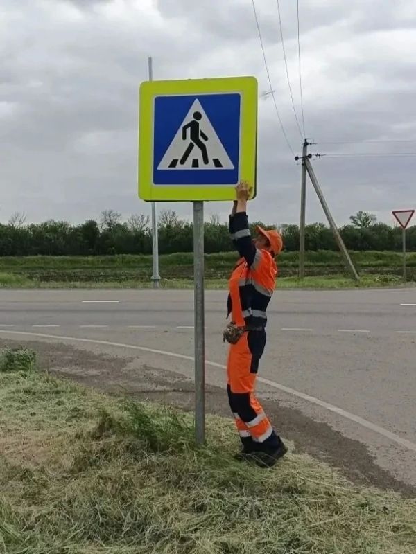 #СОДЕРЖАНИЕ_СВОД за сутки. Заботимся о вашей безопасности – продолжаем мероприятия по приведению к нормативному состоянию элементов дорожной инфраструктуры Так, за минувшие сутки дорожники: установили новые дорожные знаки на... #СОДЕРЖАНИЕ_СВОД за сутки. Заботимся о вашей безопасности – продолжаем мероприятия по приведению к нормативному состоянию элементов дорожной инфраструктуры Так, за минувшие сутки дорожники: установили новые дорожные знаки на...