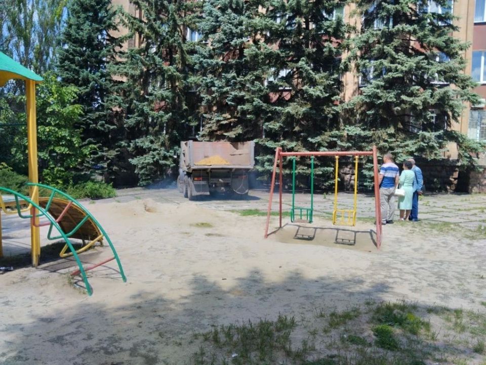 В преддверии празднования Дня защиты детей, в рамках акции «Маленькие добрые дела», в Кировском внутригородском районе города Макеевки произведен завоз песка на детские площадки В преддверии празднования Дня защиты детей, в рамках акции «Маленькие добрые дела», в Кировском внутригородском районе города Макеевки произведен завоз песка на детские площадки