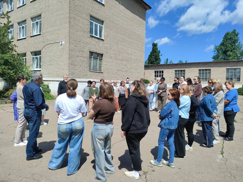 Сегодня, 28 мая, руководитель Управы Кировского внутригородского района Администрации городского округа Макеевка Донецкой Народной Республики Андрей Хорошко провел встречу с жителями района на подведомственной территории... Сегодня, 28 мая, руководитель Управы Кировского внутригородского района Администрации городского округа Макеевка Донецкой Народной Республики Андрей Хорошко провел встречу с жителями района на подведомственной территории...
