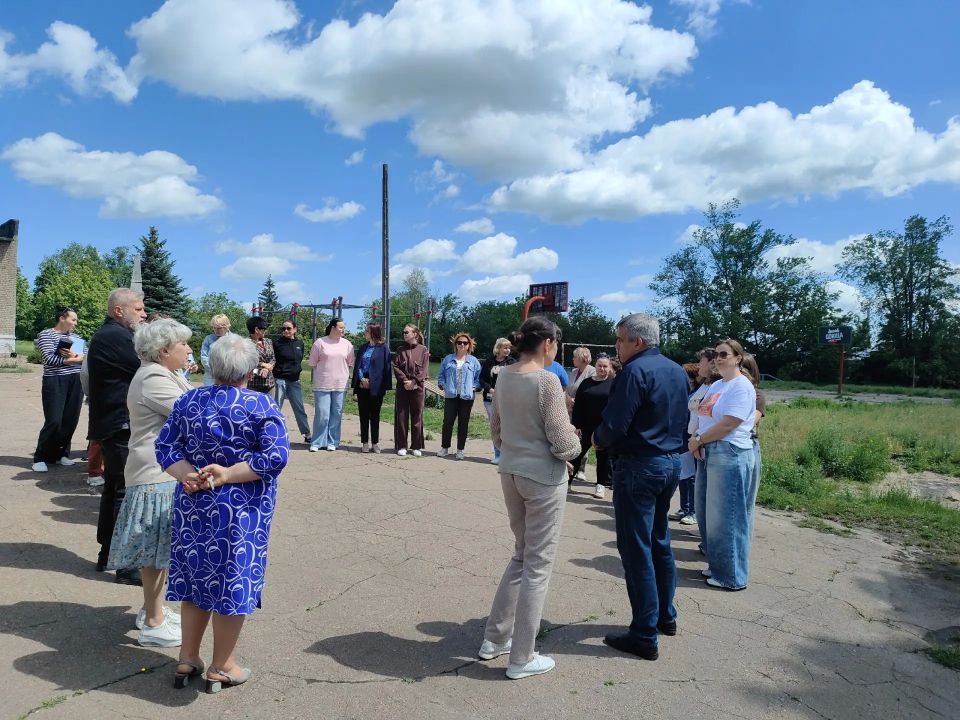 Сегодня, 28 мая, руководитель Управы Кировского внутригородского района Администрации городского округа Макеевка Донецкой Народной Республики Андрей Хорошко провел встречу с жителями района на подведомственной территории... Сегодня, 28 мая, руководитель Управы Кировского внутригородского района Администрации городского округа Макеевка Донецкой Народной Республики Андрей Хорошко провел встречу с жителями района на подведомственной территории...