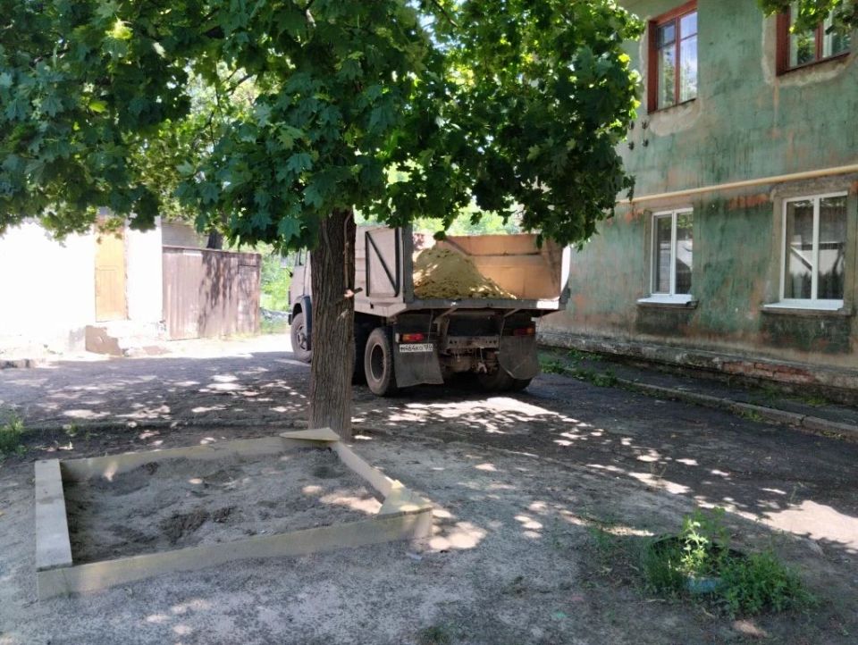 В преддверии празднования Дня защиты детей, в рамках акции «Маленькие добрые дела», в Кировском внутригородском районе города Макеевки произведен завоз песка на детские площадки В преддверии празднования Дня защиты детей, в рамках акции «Маленькие добрые дела», в Кировском внутригородском районе города Макеевки произведен завоз песка на детские площадки