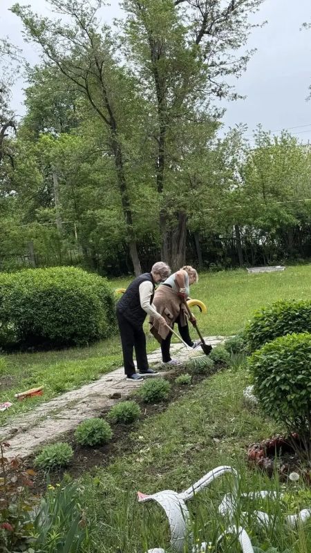 Сегодня, 28 мая в Червоногвардейском районе прошла важная акция по благоустройству общественных пространств в рамках партийного проекта «Единая Россия» — «Донбасс — наш дом» Сегодня, 28 мая в Червоногвардейском районе прошла важная акция по благоустройству общественных пространств в рамках партийного проекта «Единая Россия» — «Донбасс — наш дом»