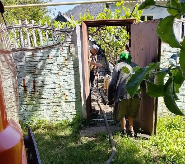В Кировском внутригородском районе при поддержке региона-шефа Московская область продолжается подвоз воды для жителей домов, в которые в установленный графиком день не поступила вода В Кировском внутригородском районе при поддержке региона-шефа Московская область продолжается подвоз воды для жителей домов, в которые в установленный графиком день не поступила вода