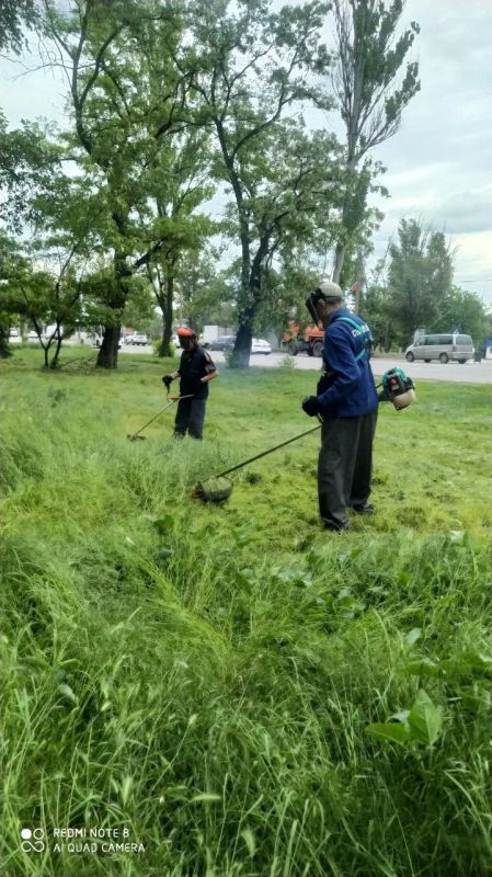 В Горняцком районе, в рамках акции “Добрые дела”, проведена работа по покосу травы