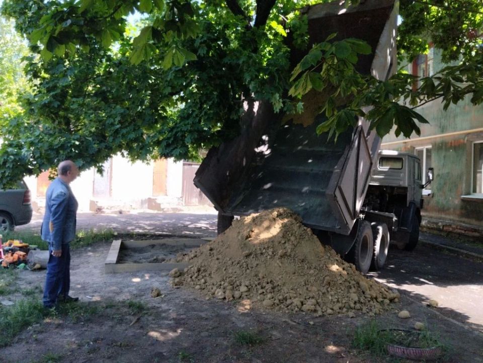 В преддверии празднования Дня защиты детей, в рамках акции «Маленькие добрые дела», в Кировском внутригородском районе города Макеевки произведен завоз песка на детские площадки В преддверии празднования Дня защиты детей, в рамках акции «Маленькие добрые дела», в Кировском внутригородском районе города Макеевки произведен завоз песка на детские площадки