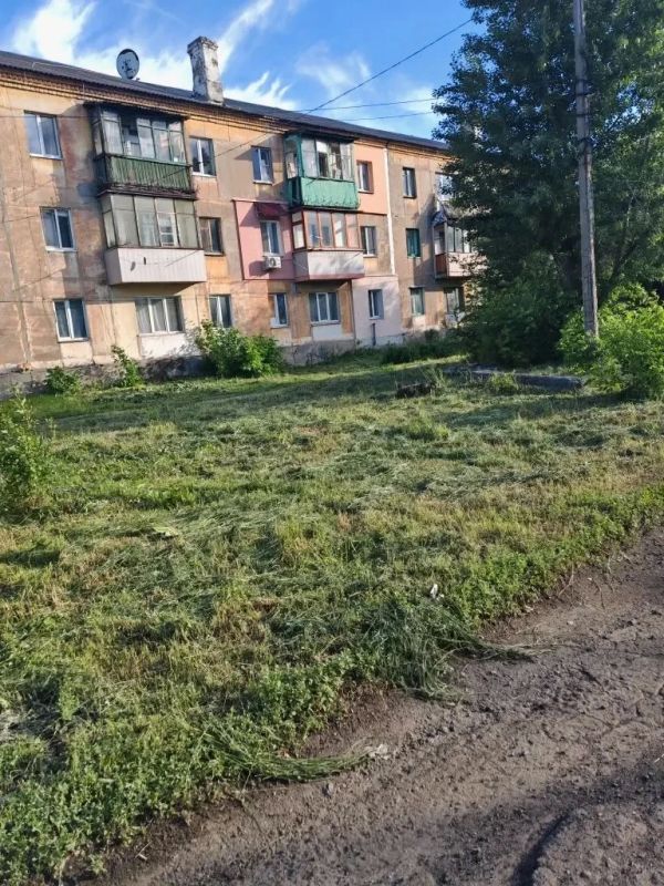 На территории Горняцкого внутригородского района проходит работа по покосу сорной растительности