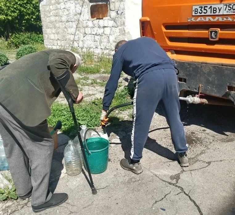 В Кировском внутригородском районе при поддержке региона-шефа Московская область продолжается подвоз воды для жителей домов, в которые в установленный графиком день не поступила вода В Кировском внутригородском районе при поддержке региона-шефа Московская область продолжается подвоз воды для жителей домов, в которые в установленный графиком день не поступила вода