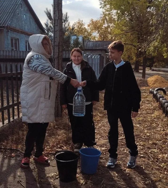 В рамках акции «Маленькие добрые дела» ГБОУ «Основная школа № 20 городского округа Макеевка» ДНР оказала помощь нуждающимся жителям района, обеспечив поднос питьевой воды В рамках акции «Маленькие добрые дела» ГБОУ «Основная школа № 20 городского округа Макеевка» ДНР оказала помощь нуждающимся жителям района, обеспечив поднос питьевой воды