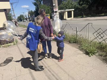 В рамках поздравительной акции «Праздник детства моего», а также в рамках акции «Маленькие добрые дела» прошла раздача воздушных шаров, подарив юных жителей незабываемые минуты настоящего счастья