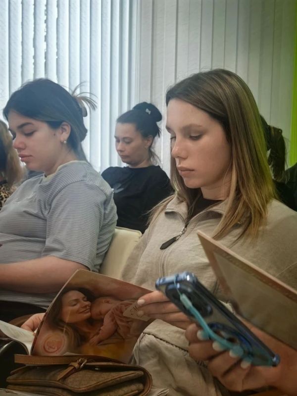 В рамках федерального партийного проекта "Крепкая семья" в ГБУ ДНР "Городской родильный дом г. Макеевки" прошло праздничное мероприятие для беременных женщин ко Дню защиты детей В рамках федерального партийного проекта "Крепкая семья" в ГБУ ДНР "Городской родильный дом г. Макеевки" прошло праздничное мероприятие для беременных женщин ко Дню защиты детей