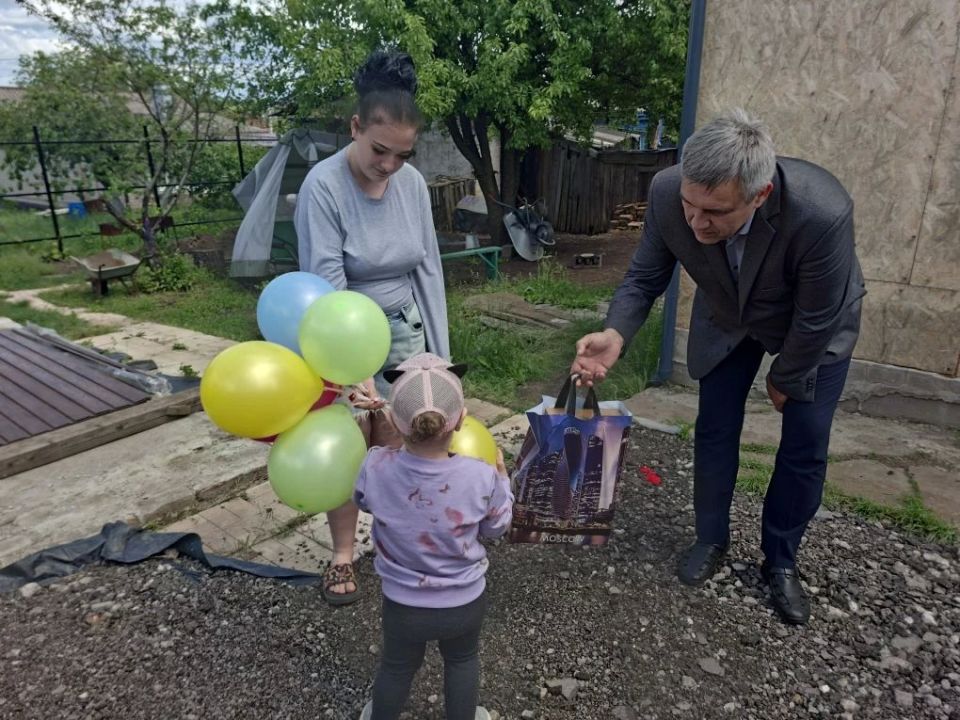 Сегодня, 1 июня, в рамках акции «Маленькие добрые дела», руководитель Управы Кировского внутригородского района Администрации городского округа Макеевка Донецкой Народной Республики Андрей Хорошко поздравил с Днем защиты... Сегодня, 1 июня, в рамках акции «Маленькие добрые дела», руководитель Управы Кировского внутригородского района Администрации городского округа Макеевка Донецкой Народной Республики Андрей Хорошко поздравил с Днем защиты...