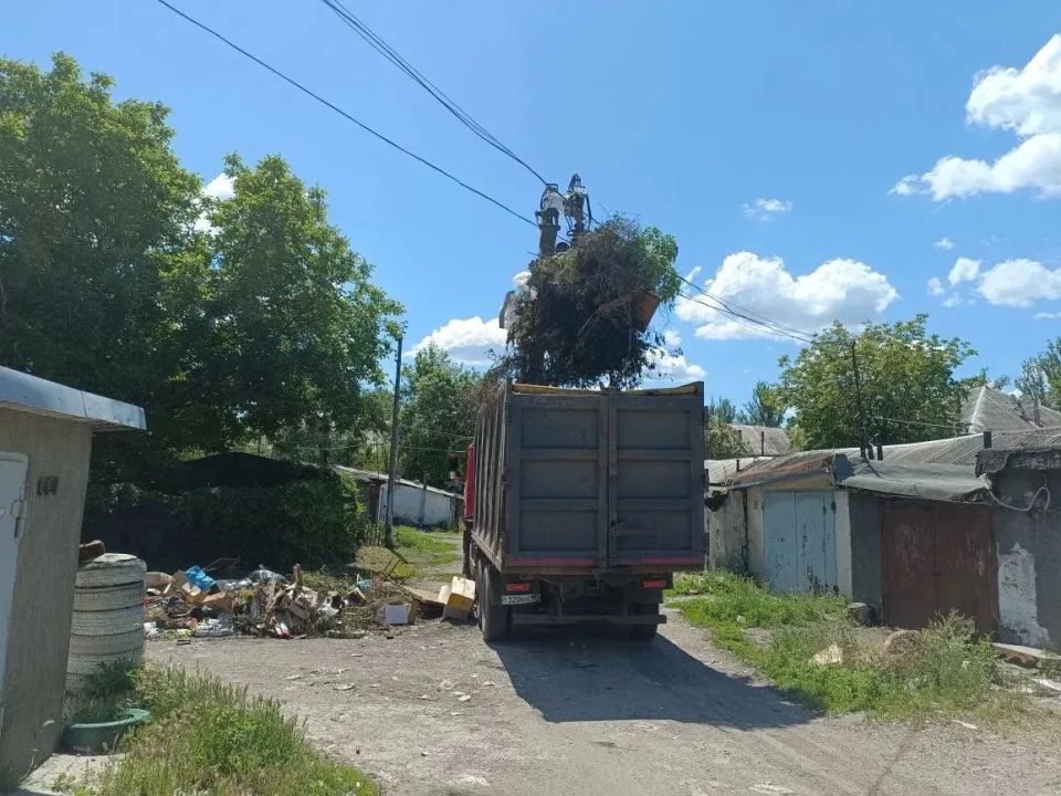 В рамках акции «Маленькие добрые дела» сотрудники ГУП ДНР «Донснабкомплект» взялись за масштабную уборку несанкционированных накоплений вокруг контейнерных площадок на территории микрорайона МакеевкаЗападная В рамках акции «Маленькие добрые дела» сотрудники ГУП ДНР «Донснабкомплект» взялись за масштабную уборку несанкционированных накоплений вокруг контейнерных площадок на территории микрорайона МакеевкаЗападная
