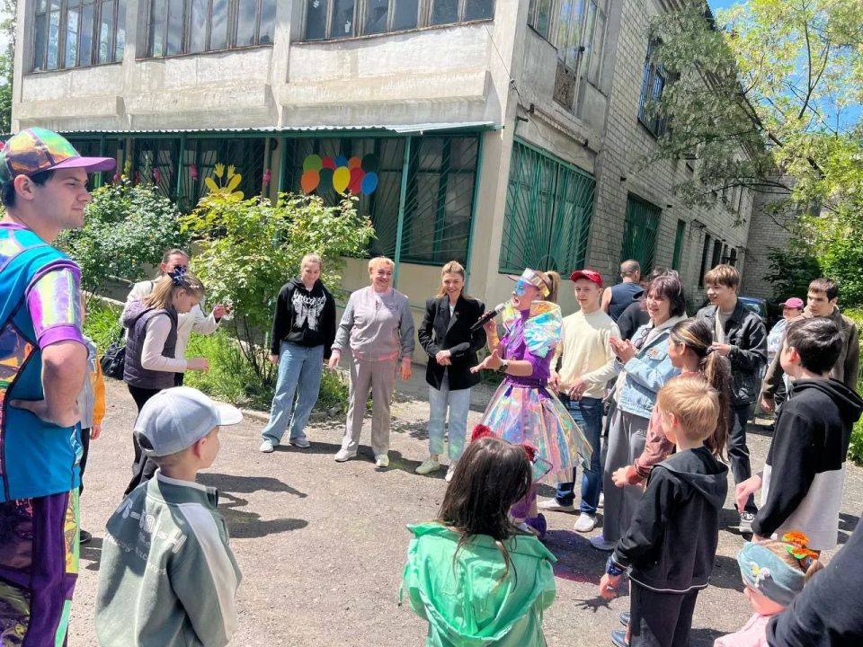 Юлия Крюкова и Александра Усачева организовали праздник для особенных детей в стенах общественной организации инвалидов «Ника плюс» в Макеевке Юлия Крюкова и Александра Усачева организовали праздник для особенных детей в стенах общественной организации инвалидов «Ника плюс» в Макеевке