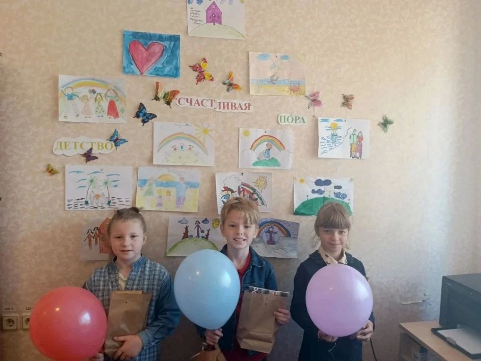 В Макеевка состоялась выставка детских рисунков под названием «Детство - счастливая пора»