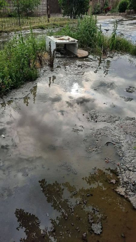 В Макеевке на Руднева 9А всё залито канализацией В Макеевке на Руднева 9А всё залито канализацией