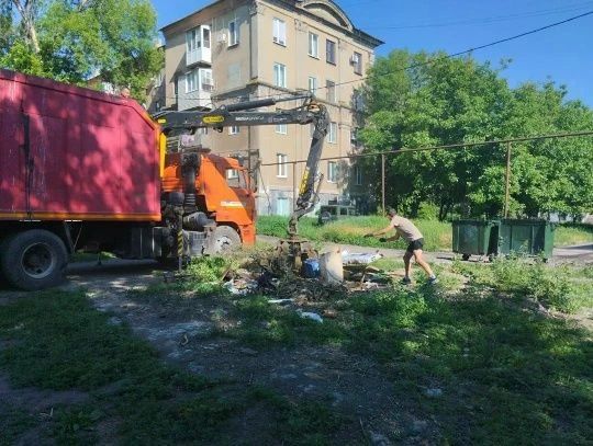 С целью приведения территории в надлежащее санитарное состояние в Кировском внутригородском районе выполнены работы по вывозу крупногабаритных накоплений мусора на контейнерных площадках по адресам: ул. Ленина, д. 153, д.... С целью приведения территории в надлежащее санитарное состояние в Кировском внутригородском районе выполнены работы по вывозу крупногабаритных накоплений мусора на контейнерных площадках по адресам: ул. Ленина, д. 153, д....