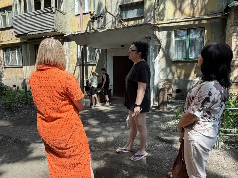 По поручению Главы Республики Дениса Пушилина, 8 июня, заместитель руководителя Управы Кировского внутригородского района Администрации городского округа Макеевка Донецкой Народной Республики Ирина Воронина провела встречу с... По поручению Главы Республики Дениса Пушилина, 8 июня, заместитель руководителя Управы Кировского внутригородского района Администрации городского округа Макеевка Донецкой Народной Республики Ирина Воронина провела встречу с...