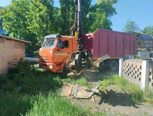 С целью приведения территории в надлежащее санитарное состояние в Кировском внутригородском районе выполнены работы по вывозу крупногабаритных накоплений мусора на контейнерных площадках по адресам: ул. Ленина, д. 153, д.... С целью приведения территории в надлежащее санитарное состояние в Кировском внутригородском районе выполнены работы по вывозу крупногабаритных накоплений мусора на контейнерных площадках по адресам: ул. Ленина, д. 153, д....