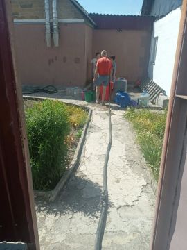 В Кировском внутригородском районе при поддержке региона-шефа Московская область продолжается подвоз воды для жителей домов, в которые в установленный графиком день не поступила вода