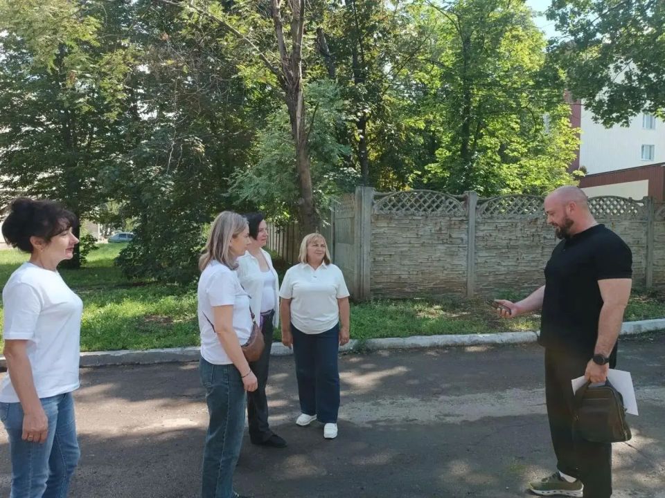 Сегодня, 10 июня в Червоногвардейском районе состоялась встреча депутат Макеевского городского совета ДНР Сергея Щетинина с жителями жилого массива Восточного на придомовой территории по улице ул. Больничная, 1А-2 Сегодня, 10 июня в Червоногвардейском районе состоялась встреча депутат Макеевского городского совета ДНР Сергея Щетинина с жителями жилого массива Восточного на придомовой территории по улице ул. Больничная, 1А-2